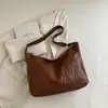 Moda Nova Bolsa de Ombro Bolsa Tote Grande Capacidade Rebite Estudante Aula Trabalho Comutador Bolsa Escolar 2025 Verão Mulheres