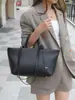 Nuevo bolso de mano para mujer hecho de cuero genuino, bolso de hombro, bolso tote de piel de vaca transfronterizo, bandolera de nicho, cuero suave vintage, gran capacidad