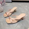 Sandálias Quadradas Deslumbrantes com Tiras Cruzadas para Mulheres, Novo Estilo da Moda Verão 2025, Sandálias Femininas Simples e Versáteis