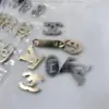 Desarrollo de Accesorios para Pelucas, Etiquetas Embebidas, Placas de Identificación Pequeñas, Peines para el Cabello, Pasadores, Adornos para el Cabello, Decoraciones con Logotipos Estilo Coreano, Accesorios con Logotipos de Aleación