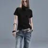 Camisa Polo Estilo Americano de Nicho Moda Oscura Ajustada de Manga Corta con Remache Metálico Lavado, Cuello Campana y Cierre de Media Botonadura