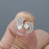 Pendientes de platino con forma de estrella y luna de ópalo, de dibujos animados japoneses, suaves, cortos y asimétricos.
