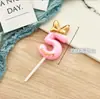 Vela digital transfronteriza con lindo moño rosa y decoración de sombrerito blanco para adorno de pastel de primera fiesta de cumpleaños