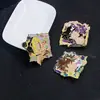 Periféricos Bidimensionales Jojo's Bizarre Adventure Kujo Xilun Jotaro Broche Bolsa Pin de Ropa Joyería Al por Mayor
