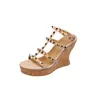 Sandalias de cuña tachonadas de cuero para mujer ~10cm de tacón ultra alto, modelo nuevo con plataforma impermeable, tacón alto, sandalias romanas de tres tiras