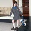 Suéter bordado estilo college conjunto de outono estilo coreano cardigã de tricô falso de duas peças saia curta plissada conjunto de duas peças para meninas moderno