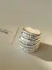 Estilo Europeo y Americano Gancho Estilo Metal de Seda Anillo Ancho Anillo para Mujer Diseño Curvo de Nicho Plateado Plateado Anillo para Dedo Índice