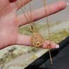 Francês Estilo Médio Estilo Antigo Dourado Maitreya Colar Masculino Diamante Oco Nicho Design Acessórios de Pescoço de Alta Qualidade