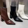 Otoño 2026 Nuevo Estilo Punta Fina Tacón Grueso Tacón Alto Versátil Adelgazante Moda Francesa Sexy Impresionante Celebridad de Internet para Mujer Botines