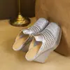 Chinelos de Plataforma Vazados Prateados para Mulheres Verão 11cm Salto Super Alto Sandálias de Dedo para Usar na Rua Sandálias Romanas Trançadas de Couro Genuíno