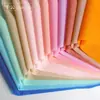 Papel Grueso Impermeable Mate al por Mayor Empaque para Flores Papel Liso Coreano Película Perlada Papel de Miel Papel de Envoltura para Ramos con un Toque de Lujo