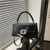 As bolsas da moda deste ano são bolsas quadradas pequenas, modernas e estilosas, bolsas transversais de estilo doce, novo estilo coreano, e bolsas de ombro elegantes.