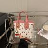 Textura Fresca y Dulce Verano 2026 Nuevo Estilo Cereza Moda Gran Capacidad Lindo Bolso de Hombro Tote para Viajes