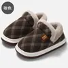 Bolsa para meia-idade e idosos com sapatos de algodão femininos antiderrapantes sola grossa casa pantufas de algodão quentes masculinas podem usar fora pantufas de algodão espessadas inverno atacado