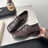 Nueva colección de principios de otoño de 2026: Zapatos Mary Jane con relieve de estampado de leopardo, cuero suave, punta poco profunda, hebilla de doble fila, estilo retro, zapatos de vestir, zapatos pequeños de cuero