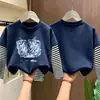 Camiseta infantil, algodão puro, novo corte solto, base de manga longa falsa de duas peças para primavera e outono de bebê, blusa de outono para menino