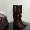Botas altas de diseño otoño e invierno 2025 para mujer, de gamuza y piel suave, con punta, tacón grueso, tachonadas, hasta la pantorrilla, botas de tacón medio para mujer