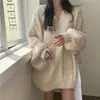 Tricô Torcido Gola V Tamanho Grande para Mulheres no Outono e Inverno Peça Externa Solta Design Estilo Preguiçoso Tricô de Nicho Estilo Coreano Top