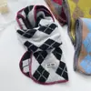 Bufanda a Cuadros de Diamantes Estilo Retro Coreano 2026 para Mujer, Protector de Cuello y Chal Grueso Cálido que Mejora la Atmósfera Invernal