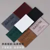 Fabricante de Guangzhou Etiqueta de Cuero para Ropa Personalización Prensado en Caliente Imitación Cuero PU Súper Personalización de Marca Equipaje Cuero Genuino Accesorios de Cuero Diseño