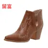 Em estoque novos sapatos femininos vintage de tamanho grande para comércio exterior da primavera de 2026, botas femininas de couro com salto plataforma bordado preto