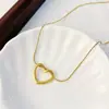 Nuevo Collar de Amor de Acero de Titanio Corazón Giratorio Hueco Diseño de Nicho Estilo Frío Alto Cadena para la Clavícula Simple