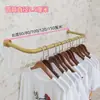 Estante de exhibición de ropa dorado montado en la pared estante de ropa para tienda de moda para hombres y mujeres tipo varilla cuadrada simple para pared