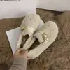 Sapatos peludos de sola grossa femininos para uso externo, novo estilo de inverno 2026, mocassins slip-on da moda, sapatos de algodão pelúcia