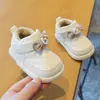 Zapatos para Caminar de Bebé de Primavera y Otoño Zapatos para Bebés y Niños Pequeños Transpirables Suela Suave Antideslizantes Dibujos Animados Chirriantes Zapatos de Princesa Estilo Coreano Zapatos de Una Sola Pieza