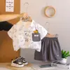 Conjunto de Verão para Meninos 2026 Novo Estilo Infantil Camisa de Verão Cartoon Manga Curta Conjunto de Três Peças Bebê Atacado
