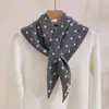 Directo del fabricante, chal triangular de punto de mezcla de lana, bufanda cruzada de lunares clásica, bufanda de cuello versátil para otoño e invierno para mujer