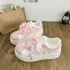 Zapatos blancos lindos y adelgazantes de suela gruesa para mujer, nuevo modelo de otoño 2026, mocasines estudiantiles resistentes al desgaste estilo campus para mujer