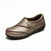 Suministro exclusivo transfronterizo para Amazon: Zapatos de mujer de cuero genuino con suelas suaves, antideslizantes, planos, estilo casual, diseñados para mujeres de mediana edad y mayores, para exportación