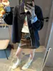 Além disso, o novo modelo de outono é uma jaqueta camisa jeans casual solta feita de mistura de algodão Tencel com painéis de cores contrastantes MQ1699