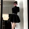 Falda Negra Corta Ajustada con Cuello Medio Alto de Otoño e Invierno con un Vestido Elegante de Estilo Princesa con Mangas Abullonadas para Mujer