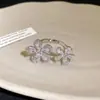 Anel vintage de zircônia de luxo leve em formato de coração vazado, estilo minimalista, anel aberto personalizado para o dedo indicador, joia versátil estilo coreano ins