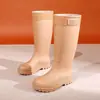 Botas de chuva confortáveis, de corte baixo e impermeáveis, botas de cano alto com sola grossa para uso ao ar livre, botas femininas forradas com fleece, botas de chuva duráveis e antiderrapantes