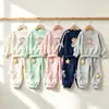 Conjunto de oso con pajarita estilo princesa coreana para niñas, sudadera con estampado de dibujos animados y pantalón jogger conjunto de dos piezas para niños pequeños y niños pequeños