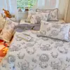 Un lado está hecho de algodón puro y el otro lado está hecho de terciopelo de leche.. Este es un juego de ropa de cama de tres piezas para estudiantes, que incluye un edredón de algodón con forro polar, una alfombrilla de tatami y un colchón suave.