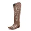 Novas Botas de Equitação de Couro Estrangeiro Tamanho Grande Bordadas Retro com Rebites Salto Grosso Botas Longas Botas de Cowboy Ocidentais