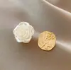 Aretes Asimétricos de Flores Estilo Retro Coreano Hong Kong 2025 Nuevos Aretes Elegantes de Moda Aretes para Mujer