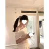 El deseo del erizo está suelto con un collar flojo o un par de hombros. El top versátil de verano para mujer de corte ajustado