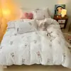 Conjunto de cama de quatro peças em veludo de leite de desenho animado para outono e inverno, com capa de edredom espessa e quente de flanela e fleece de coral, lençol com elástico e lençol de cama