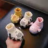 Lindos zapatos calcetín de bebé de dibujos animados con forro de felpa, zapatos gruesos para niños pequeños, cálidos, antideslizantes, anti-caída de algodón con suelas suaves para 0-6 meses y 1 año