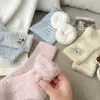 26 Meias de Dormir Cartoon Tridimensional em Fleece Coral Outono e Inverno Meias Quentes para Casa Meias Fofas KT de Cano Médio Meia Fleece