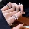 Anel aberto vintage estilo francês com microincrustação de zircônia e pérolas para mulheres, luxo leve com toque de alta qualidade, anel de dedo indicador com design único