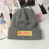 Estilo Coreano Nuevo Llegado Sombrero Redondo de Lana Etiquetado Sombrero de Punto de Letras de Parche de Moda para Mujer Sombrero de Punto Cálido de Moda para Mujer