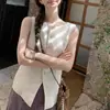 Conjunto minimalista de mujer estilo coreano: Chaleco sin mangas de cuello redondo con pequeños botones dorados combinado con shorts de cintura alta de pierna ancha, un conjunto refrescante de dos piezas