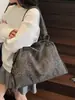 Bolso de hombro nuevo y elegante con remaches 2026, bolso tote de gran capacidad, bolso de axila versátil de alta gama para mujer, casual, para el trabajo