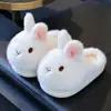 Chinelos de Algodão Infantis para Meninas Fofos Bola de Leite Coelho Pequeno Uso Doméstico de Inverno Pelúcia Solado Macio Quente Chinelos Bebê Pai-Filho